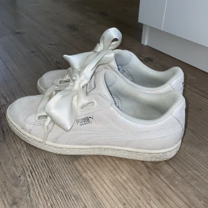 Vita Pumaskor med Silkessnöre - Dessa skor är både bekväma och fräscha inför sommaren, extra snören ingår!🤍 Köpta för 700kr, säljs för 300kr!  silkessnören, färg: vit med lite glitter, märke: Puma, Använd 1 gång, Storlek 39 (UK6), betalning: Swish, köparen står för frakten🤍