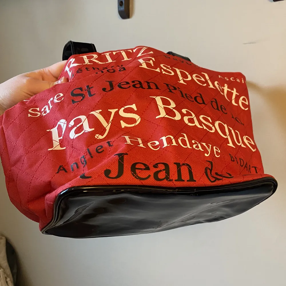 Säljer denna super snygga väska som är köpt i Frankrike. aldrig använd utan har bara legat i min garderob. säljer för 150kr+frakt! Hör av dig vid intresse eller frågor 💐💐😇. Väskor.