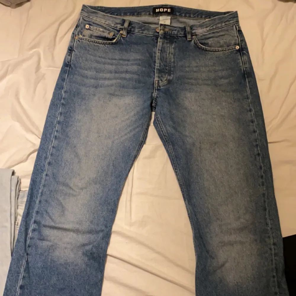Säljer nu mina Hope jeans då jag inte använder dem mer.. Jeans & Byxor.