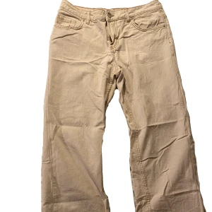 Jeans  - Low waist jeans i beiget tyg, passar tyvärr inte mig längre. Sitter väldigt fint och färgen är bra nu till vår då den går att matcha med typ allt!! Midjemått ca 80cm  Innerbenet: ca 72 cm