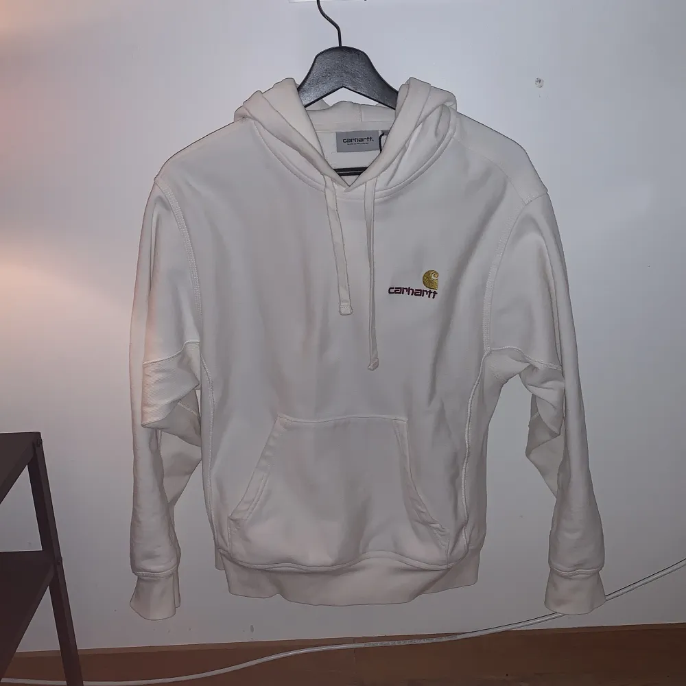 Mycket sparsamt använd carhartt hoodie i storlek xs. Inga fläckar eller hål. Skick 9/10. Nypris 900kr. Hoodies.