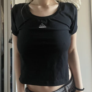 Adidas crop top - I stretchigt material❤️