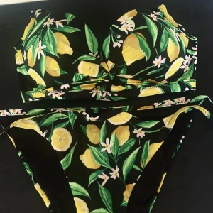Bikini - Nästintill oanvänd, för liten för mig. Fin kvalite, nypris 399.