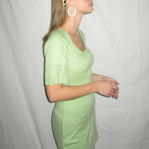 Stickad - Säljer denna underbara tunna stickade klänningen som jag köpte på plick, men som kommer från bikbok💚