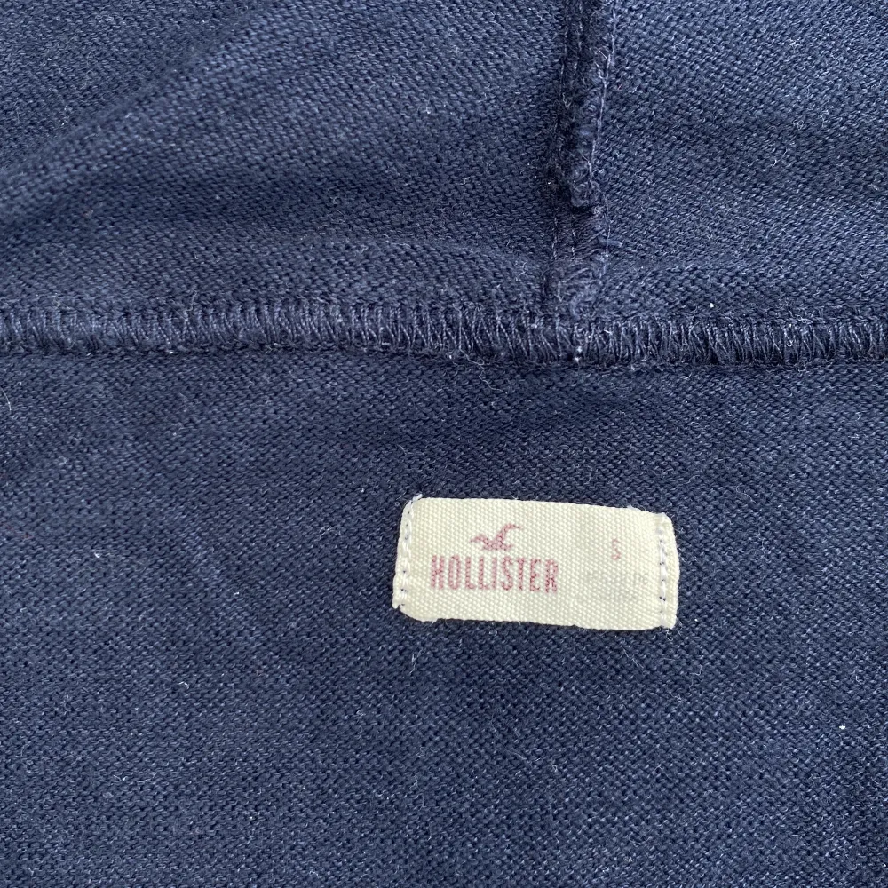 Tunnare huvtröja från Hollister köpt i Kalifornien några år sedan. Jättesnygg och perfekt till sommarkvällar! Mörkblå färg och bra skick.. Hoodies.