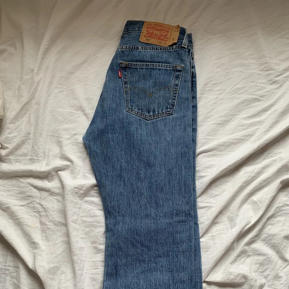 Ett par Levi’s 501 i mycket bra skick🫶🏻 säljer då dom tyvärr är för långa på mig som är 155🙁. Jeans & Byxor.