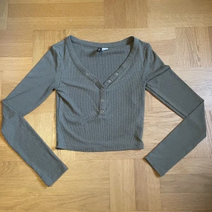 Tröja med knappar - En enkel button down från HM 💚 Skogsgrön färg med metallknappar. Enkel wardrobe staple