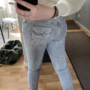 Säljer dessa snygga gråa lågmidjade jeans från LBT! 