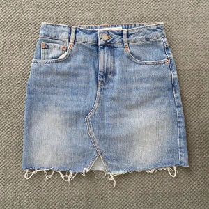 Jeanskjol - Superfin jeanskjol från ASOS i storlek 32. Endast använd någon enstaka gång! 💘