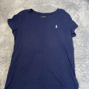Ralph lauren tshirt  - Ralph lauren tshirt. Från kidsbrandstore. Marinblå. Ordinarie pris 400kr 