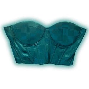 Korsett 🌱 - Köptes på Plick men har tyvärr inte kommit till användning🌟 Är i fint skick, har dock en liten defekt i fram men det är inget som stör:) Skriv gärna för fler bilder eller andra funderingar🫶🏻 