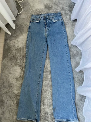Bikbok jeans  - Högmidjade bikbok jeans. Ordinarie pris 500kr. Fint skick