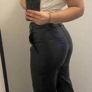 Skinnbyxor🖤 - Superfina skinnbyxor i gott skick!🖤 Passar mig i längden som är 154cm🖤✨