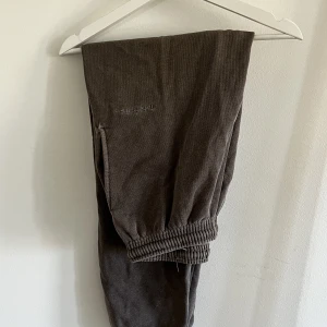 iets frans… bruna mjukisbyxor  - Så fina bruna mjukisbyxor från iets frans… i fin baggy modell. 