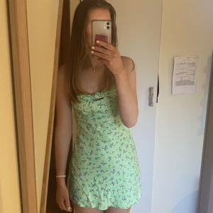 Grön blommig klänning  - Grön blommig klänning från zara. Den är i fint skick och har bara använt den 1 gång säljer den för att den har blivit för kort för mig