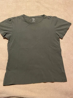 Grön T-shirt  - Grön T-shirt från 157 affären  Olivgrön färg