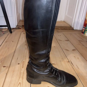 Ridskor  - Svarta höga dressyr skor, köpta second hand men rider inte längre. Jätte bra skick. Skriv om ni vill veta mer eller ha flera bilder :)
