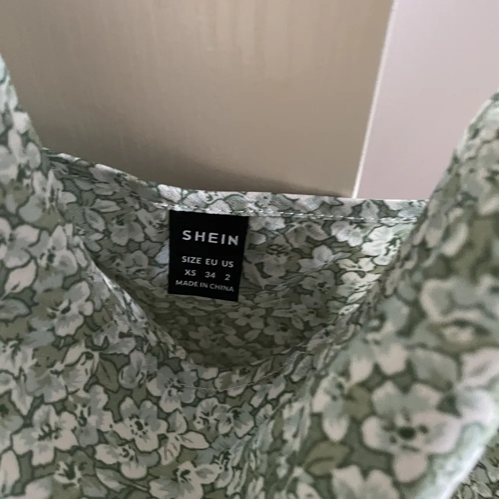 Super fin blommig klänning från shein som endast är använd 1-2 gånger. Så den är i fint skick. Pris går att diskutera vid snabb affär . Klänningar.