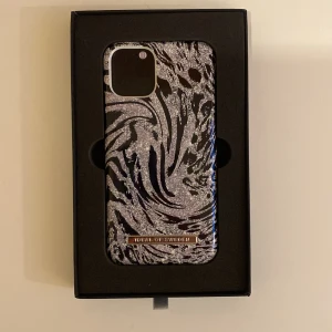 iPhone 11 PRO/XS/X skal  - Sprillans nya mobilskal, fick de i födelsedagspresent men funkar inte på min mobil/ 100 kr för båda, 50 för en 