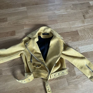 Zara jacka  - Gul jacka från zara
