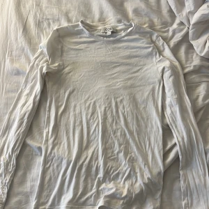 Vit tröja - Snygg långärmad tröja som har tumhål och är ganska genomskinlig. Skit snygg verkligen! Säljer då den aldrig kommer till användning💕💕