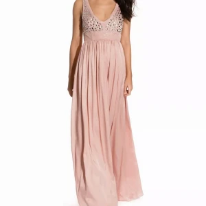 Balklänning  - Såå fin balklänning! Köpt på nelly och använd en gång. Passar mig som är 172 cm lång, men man kan såklart sy upp den! I mycket fint skick, inga fläckar eller liknande! Slutsåld på Nellys hemsida.  Köparen står för frakt💖  Nypris: 1195 kr Mitt pris: 700 kr