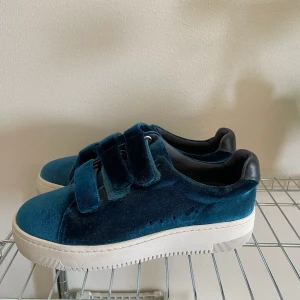Sandro sneakers - Säljer superfina Sandro sneakers i blå velour. Storlek 37. Aldrig använda utomhus. 