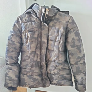 Amisu camouflage jacka - Vinterjacka, camouflage med avtagbar krage. Storlek 40. Lättare slitage.