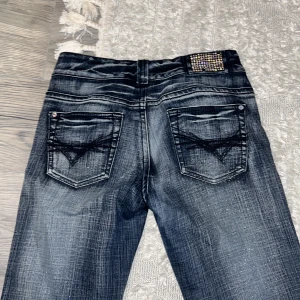 bootcut jeans y2k type  - fina bootcut/raka jeans med lite glitter. köpta här på plick, använda 2-3 gånger men lite för stora för mig 💘 skulle nog säga att längden är perfekt för någon som är mellan 162-170 💘inga defekter men 2-3 rhinestones har ramlat 🤙🏻