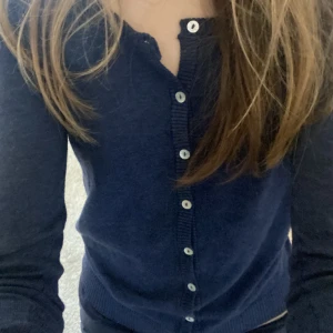 Stjärnkofta - Supersöt kofta från Culture med stjärnor på armbågarna⭐️. Trendig och passar till typ allt. Köpt från Zalando, nypris: 399 kr💕. Passar även S.