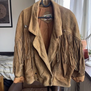 Rock creek fransjacka i mocka - Retro fransjacka i mocka. Perfekt för vår outfiten. Storlek L