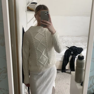 Stickad tröja - Säljer min vita stickade tröja som är perfekt att dra på sig en kyligare vårkväll!💜 Det står storlek xs men jag har vanligtvis m😊 skriv om ni har några frågor eller vill se fler bilder