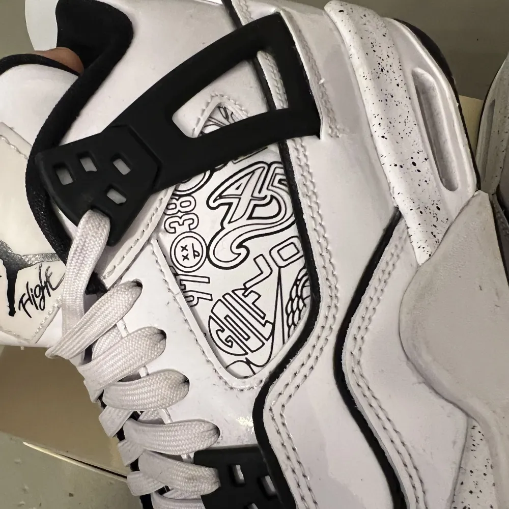 Air jordan 4 DIY GS , sparsamt använda, nyskick💕 Ej fått användning av de därav säljer. Köpta på restock för 2 år sen. Självfallet äkta men hittade  ej kvitto då jag fick på mail. Rensat min mailbox.  Strl 38,5. Säljes för 1899 plus frakt. Skor.