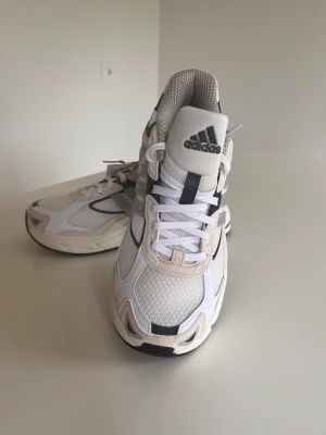 Snygga sneakers  - Oanvända Adidas strl 38
