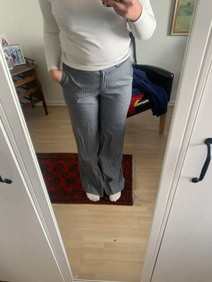 Kostymbyxor J.Lindeberg  - Säljer min älskade kostymbyxor från J.Lindeberg som jag använt 2 gånger då jag nästan bara använder svarta. Så fruktansvärt sköna och har så bra passform😍