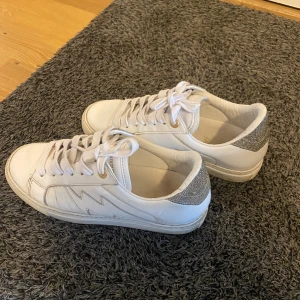 Zadig Flash sneakers - Säljer mina Zadig & Voltaire sneakers i storlek 38 då de inte längre kommer till användning. Inköpta sommaren 2022 och har använts endast under hösten 2022. Använda men i fint skick och har inte tappat passformen och fortfarande fräscha. Kan skickas.