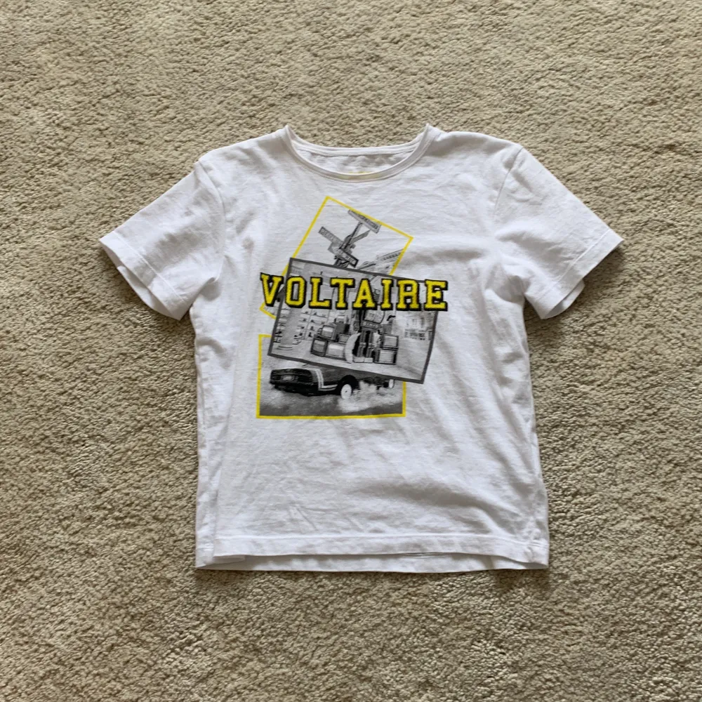 Min älskade Zadig Voltaire t-shirt som är köpt på zalando och  den är äkta! Säljer då den aldrig används. Jätte fint skick och priset är diskuterbart. Köparen står för frakt och tveka inte att höra av er❤️ barn storlek 140 men stor i storleken (enligt mig. T-shirts.