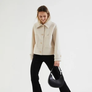 Beige kappa  - En populär beige kappa från Kappahl som jag nu vill sälja för då den inte kommer till användning. Kappan är använd några få gånger. Köpt för 900kr,kan gå ner i kr.Kappan är även knottrig. Kan ta bort det knottriga innan jag skickar jackan💗