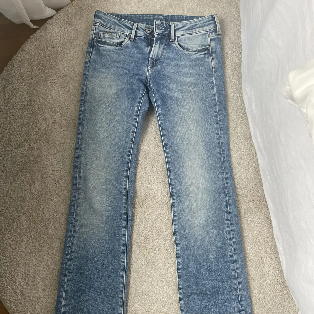 Säljer mina snygga Pepe jeans då jag inte använder de längre. Slutsålda. storlek 25/32. Passar mig som har strl 32 och 34 i jeans. De är low waist och raka med lite bootcut💗 Nypris 1000kr, mitt pris 700kr plus frakt. Jeans & Byxor.