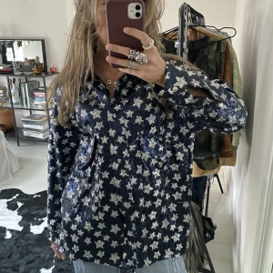 Glittrig jacka - Jacka med stjärnor från hm