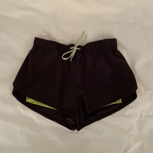 Träningsshorts/trainingshorts - Jättesnygga träningsshorts från hm! Midjemått 66 cm💘