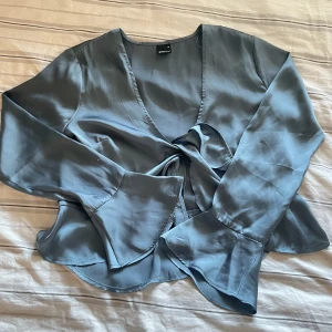 Blå blus  - Säljer denna pågrund av att den är för liten då den är i storlek 38. Den är ganska urringad. Har använt en gång, priset går att diskuteras💗