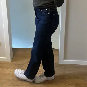 Säljer nu mina snygga blåa jeans med vit söm från Weekday. Modellen är Rowe Extra High Straight. Jeansen är nästan inte använda. Jag är 173 och jeansen är perfekta i längd🥰  