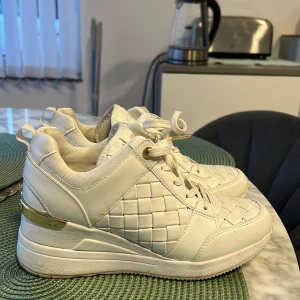 MK skor  - Ett par Michael Kors skor som jag inte har användning för, köpte dom dyrt men säljer dom billigare. ÄKTA 