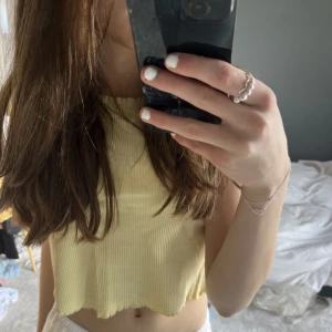 Tröja  - Säljer nu denna jättegulliga tröja som har en väldigt fin färg