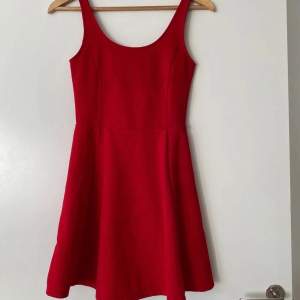 Somrig och skön röd klänning i storlek 36.  Har endast används en gång