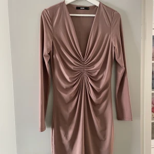 Klänning - Klänning som går till knäna i strechigt material, använt skick