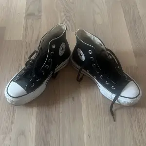 Sparsamt använda Converse plattform i äkta läder. 