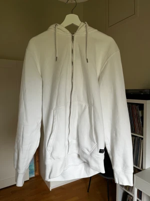 Zip-hoodie Jack & Jones - Säljer denna zip-hoodie då den är för stor för mig. Mycket bra skick då den inte kommit till användning för mig, dock lite nopprig på vissa ställen. Pris kan diskuteras.  Frågor? Hör av dig!