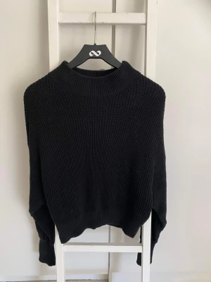 Stickad tröja NAKD medium  - Stickad tröja medium NAKD. Samfraktar, har fler konton. Även Susanne Heder är mitt konto. Fri frakt fram till 18 mars. 